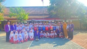 Foto bersama mahasiswa Program Pemberdayaan Masyarakat Terpadu (PMT) Universitas Tribhuwana Tunggadewi (Unitri)  Kelompok 1 Soekarno saat usai program kerja unggulan berupa pembuatan dan tiga tempat sampah organik dan anorganikdi SDN 1 Jedong