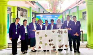 Mahasiswa PMT UNITRI Kelompok 9 Jenderal Sudirman saat menggelar program kerja unggulan berupa pelatihan pemanfaatan bahan alam melalui teknik ecoprint di SD Negeri 2 Turen