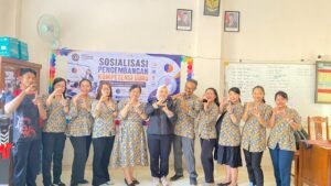 Mahasiswa PMT UNITRI Kelompok 06 Diponegoro saat menggelar sosialisasi pengembangan kompetensi guru di SD Kristen (SDK) Dunia Terang