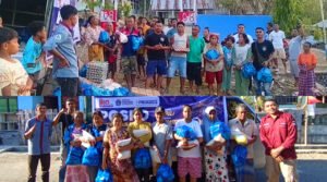 Proses penyaluran bantuan di sekitar wilayah Polsek Reo dan Dusun Ojang, Reok Barat