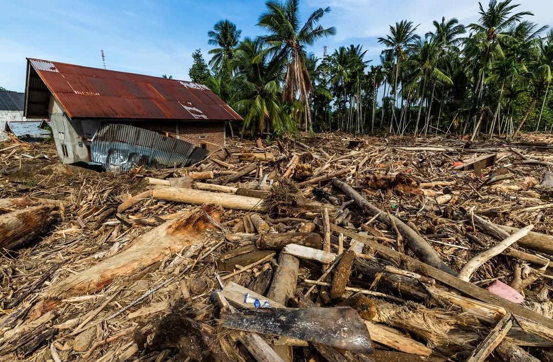 Dokumentasi bencana alam di Pulau Sumatera (Sumber Instagram @paulhiltonphoto)