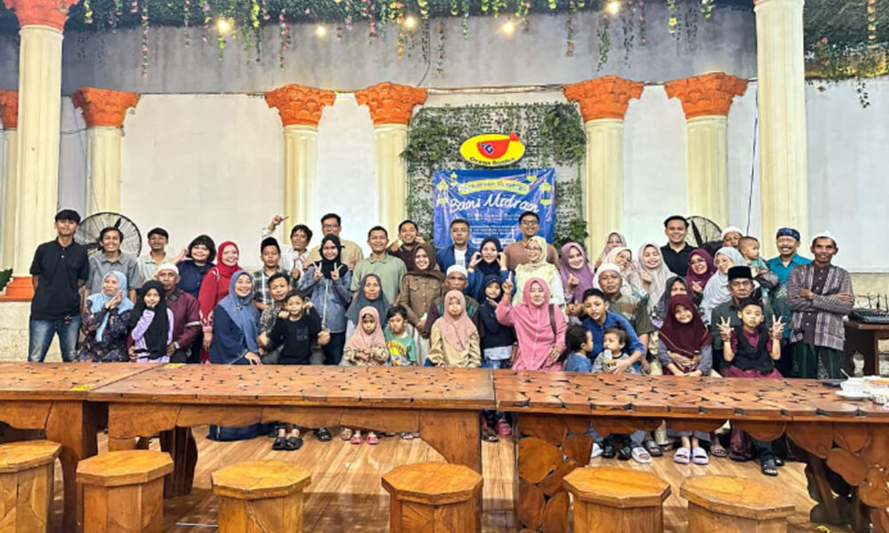Foto bersama setelah acara Halalbihalal keluarga besar Bani Midran