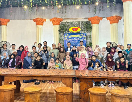 Foto bersama setelah acara Halalbihalal keluarga besar Bani Midran