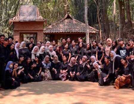 Mahasiswa Prodi Pendidikan Bahasa dan Sastra Indonesia, Universitas Insan Budi Utomo Malang